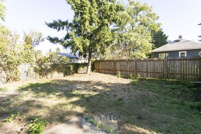 Building Photo - 2 Bedroom Home Available in Southeast Port...