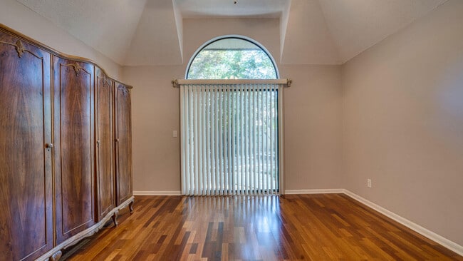 Building Photo - 213 Bayberry Dr