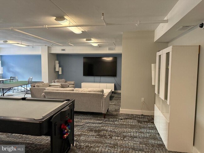 Building Photo - 200 Lombard St