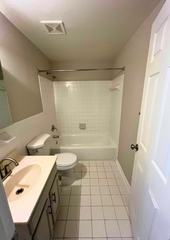 Building Photo - Spacious 1-Bedroom Apartment in Southeast ...
