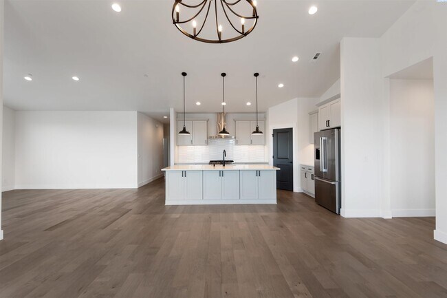 Building Photo - Generational suite w/separate entrance!