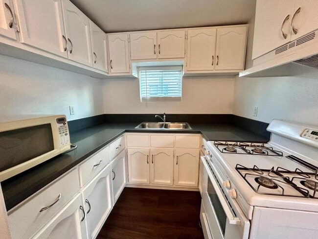 Building Photo - 1427 Hoover Ave