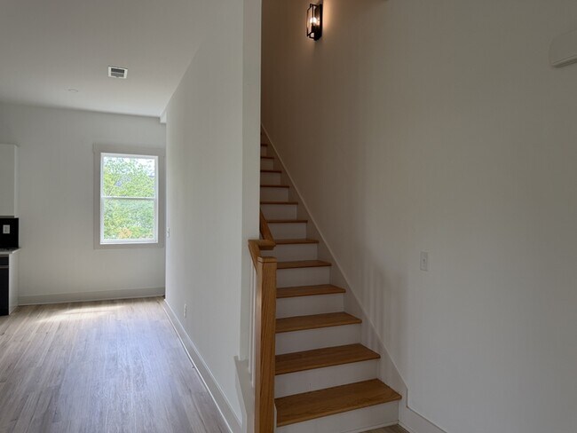 Building Photo - 105 Hart Ln