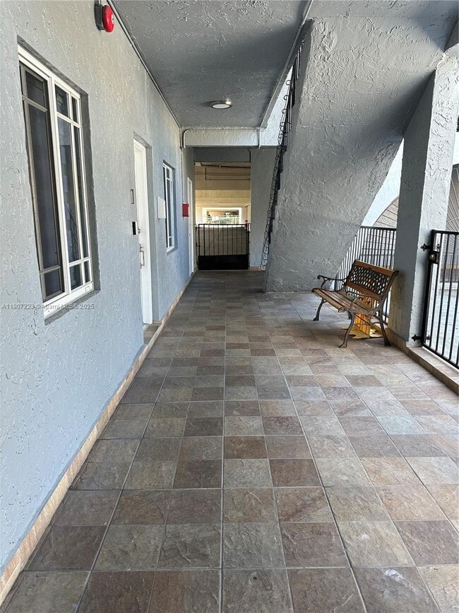 Building Photo - 1300 W 53rd St