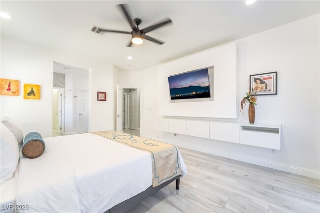 Building Photo - 2076 E Wigwam Ave