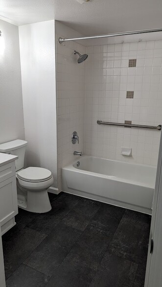 Bath / Tub - 1525 NW 57th St