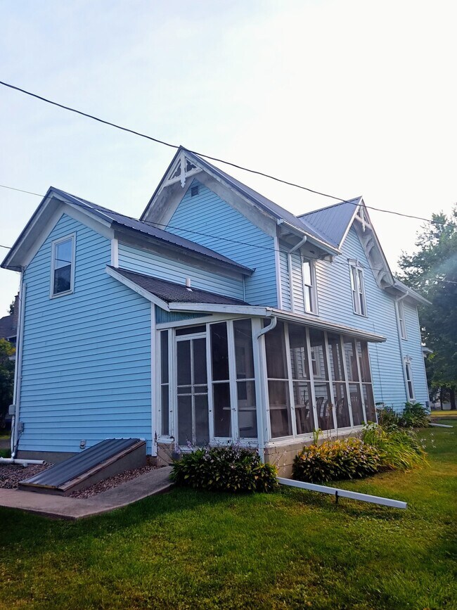 Building Photo - 348 Carrington St