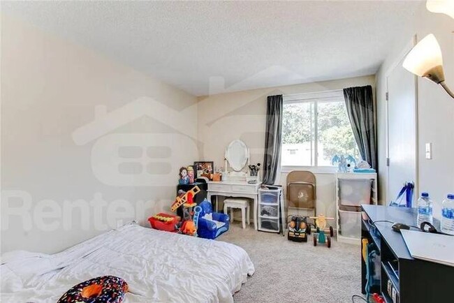 Building Photo - 2 Bed 1.5 Bath End Unit Townhome