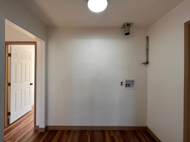 Building Photo - Fully Renovated Home with Large Extra Livingroom and Large Backyar