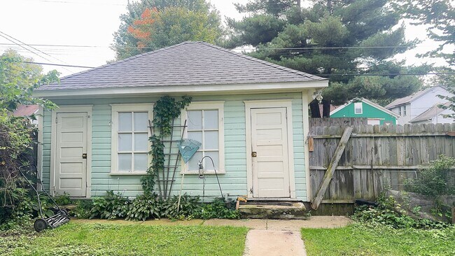 Building Photo - 894 Beech St