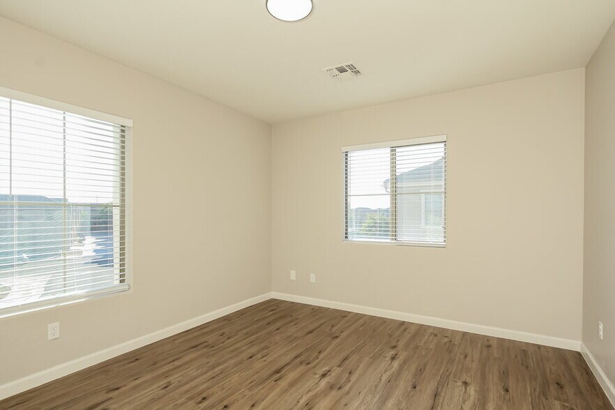 Building Photo - 912 E Brooke Pl