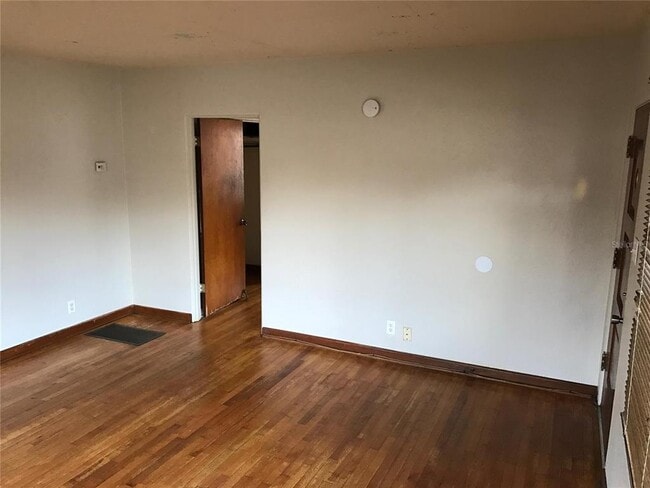 Building Photo - 1000 W Miller Ave