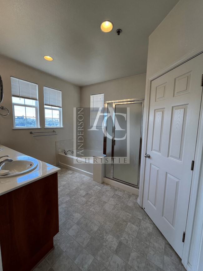 Building Photo - 4br in Bay Breeze Community