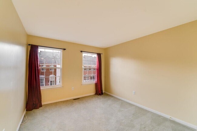 Building Photo - 6 Carpenter Ct