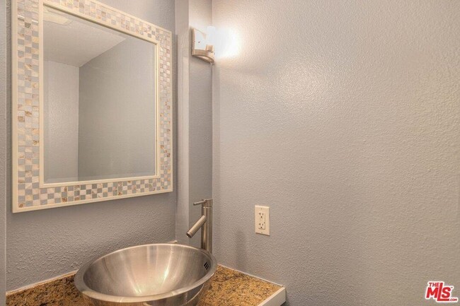 Building Photo - 2230 N Indian Canyon Dr