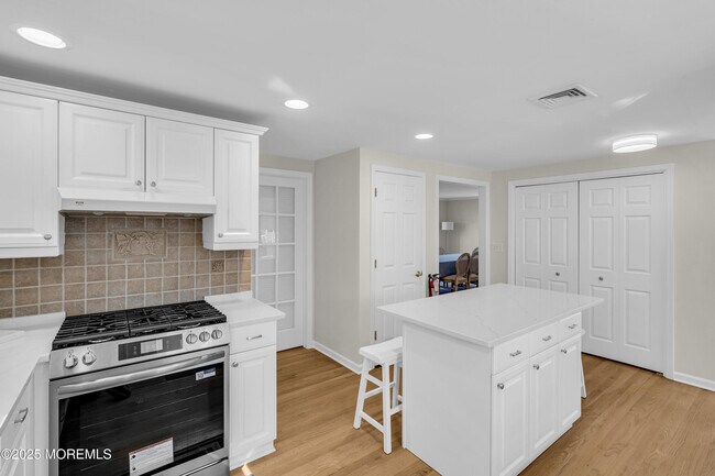 Building Photo - 807 Prospect Ave