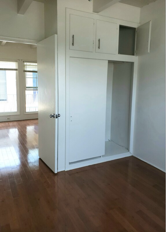 Building Photo - 1909 Beachwood Dr