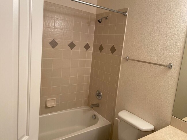 Building Photo - Updated upper floor condo with great south...