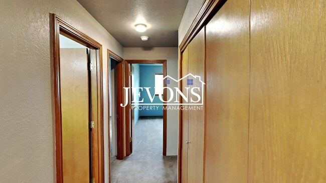 Building Photo - $500 Off First Month! Enjoy this 3-bedroom home featuring a fully equipped kitchen, a two-car att...