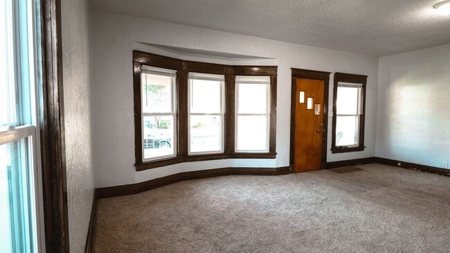 Building Photo - 3 Bedroom House