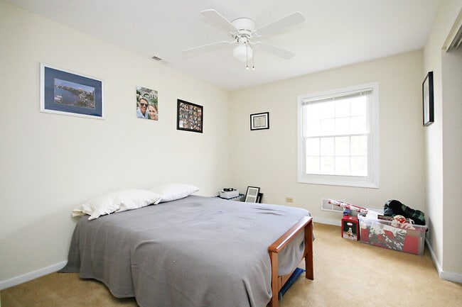 Building Photo - Pet Friendly, One Level Living in Johnson ...