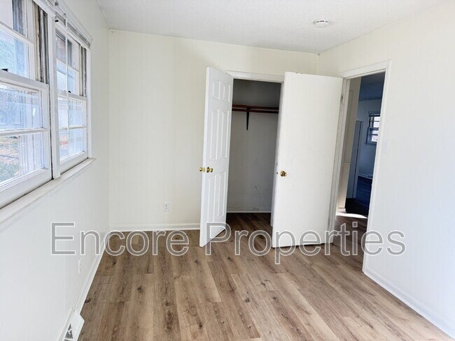 Building Photo - 1502 Larson St