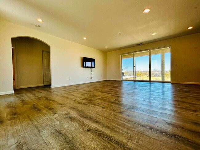 Building Photo - Gorgeous 3 bd, 2.5 ba on 1 acre
