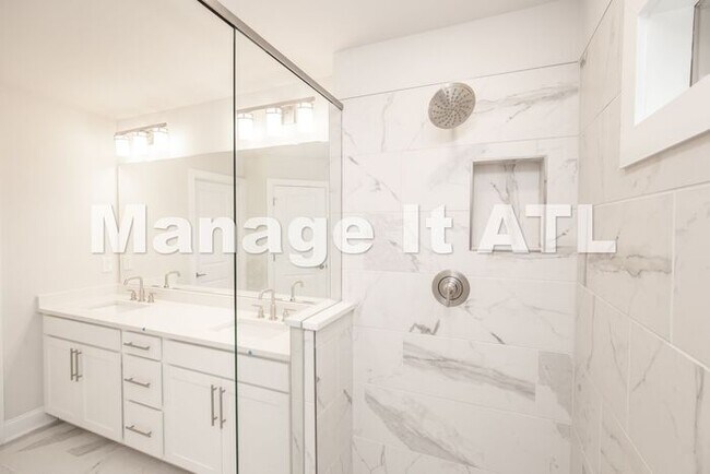 Building Photo - Brand new townhome in Chamblee