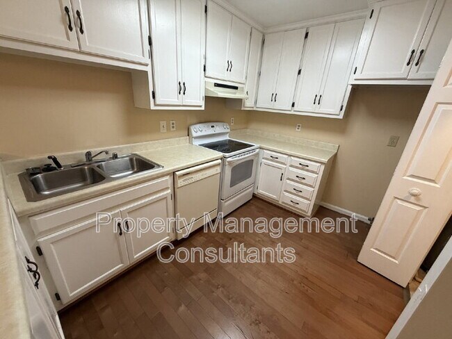Building Photo - 2083 Woodlawn Dr SW