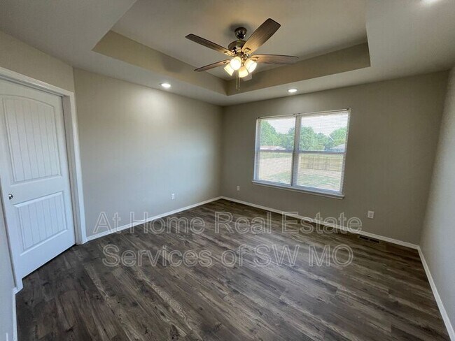 Building Photo - 223 W Canterbury Ln