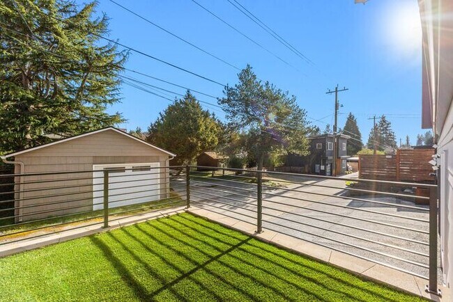 Building Photo - Newly Built Air-Conditioned Luxury Townhome in Highly Desired Admiral