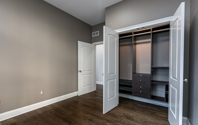 Building Photo - River North Stunning Furnished 2b2b Apartment