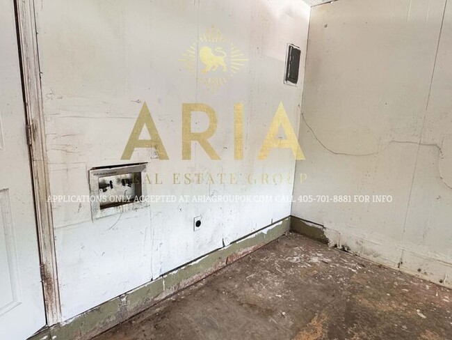 Building Photo - 4 Bed/1.5 Bath Single Family Home Availabl...
