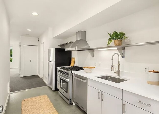 Building Photo - Modern 1-Bedroom Downtown Apartment with P...