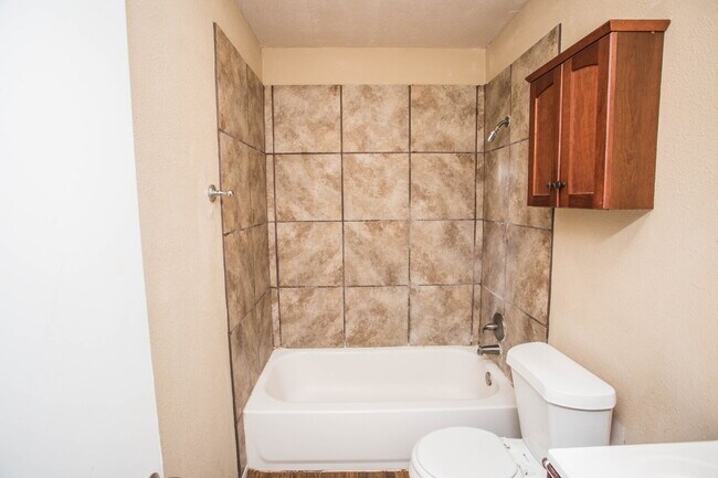 Building Photo - Comfy 2 bed 1 bath home!