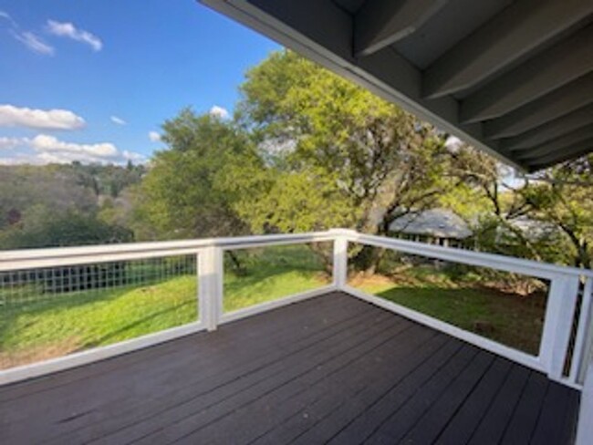 Building Photo - Gorgeous Single-Story Single-Family Home i...