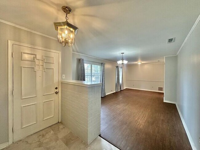 Building Photo - Spacious 3-Bed, 2-Bath Home with Large Sho...
