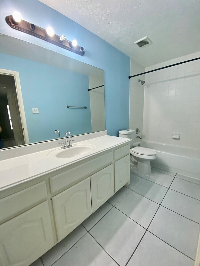 Building Photo - 6006 Country Ridge Dr