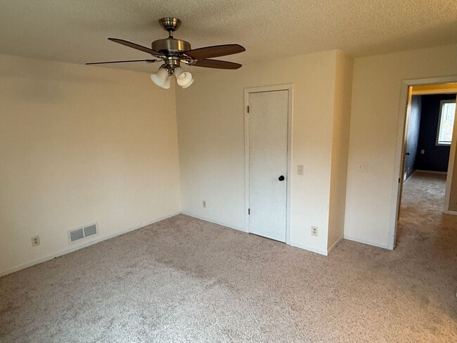 Building Photo - ~ FALL SPECIAL ~  3 Bedroom, 3 Bath Home f...