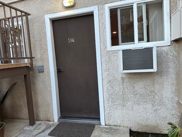 Building Photo - 596 S Mentor Ave