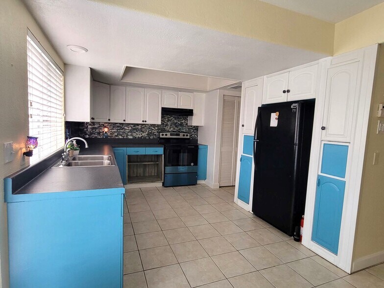 Building Photo - 10813 Sandpiper Dr