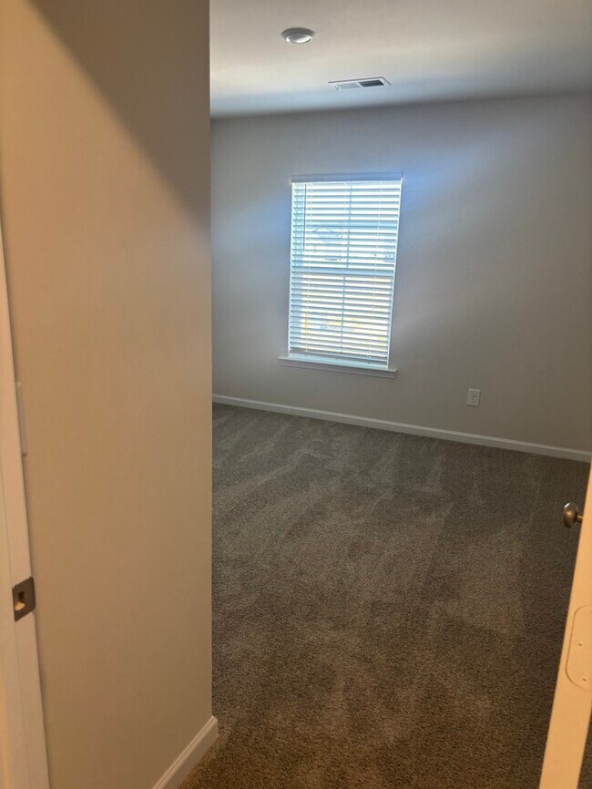 Building Photo - SPacious 3 bedroom 2 1/2 bath home