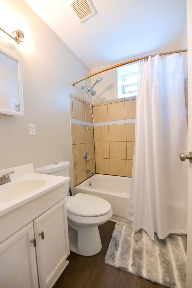 Building Photo - 912 Charlotte St