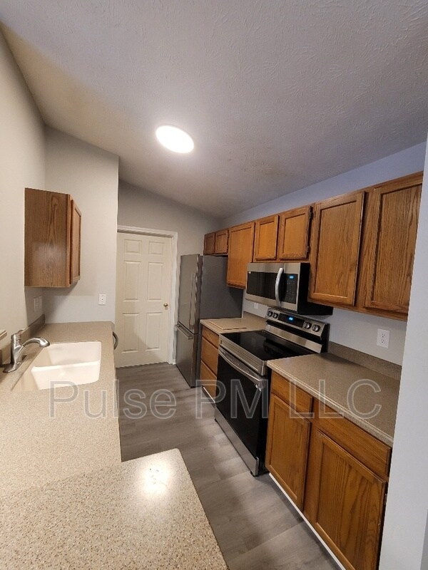 Building Photo - 440 Lakeview Dr