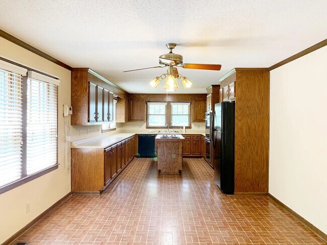 Building Photo - 600 Garrison Rd