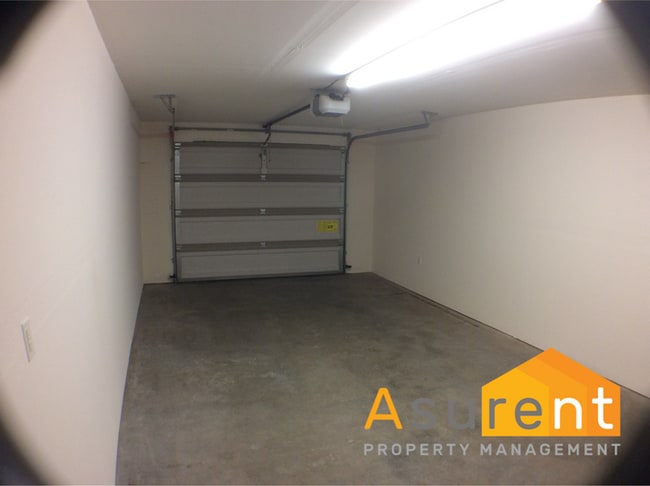 Building Photo - 2-Bedroom Townhouse Close to Hospitals, Great Private, Central Location!