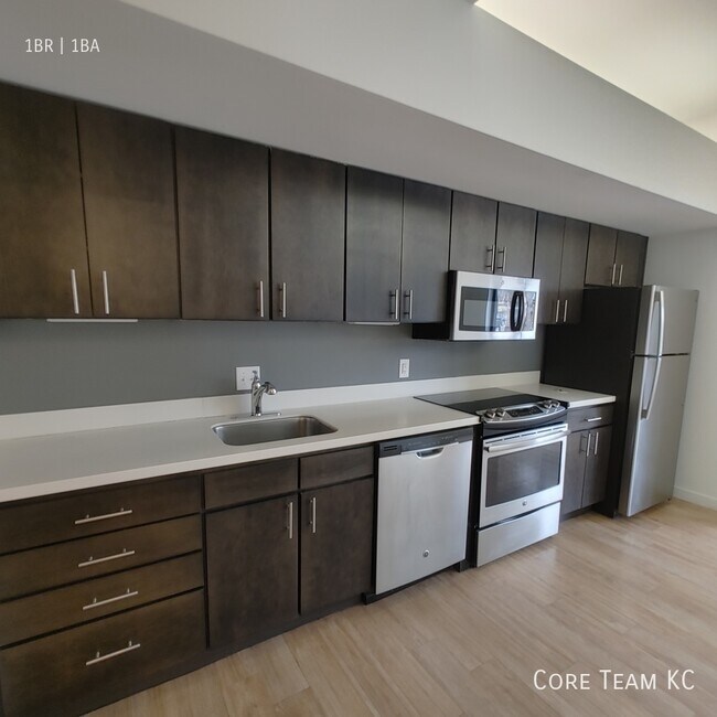 Building Photo - 662 E 63rd St