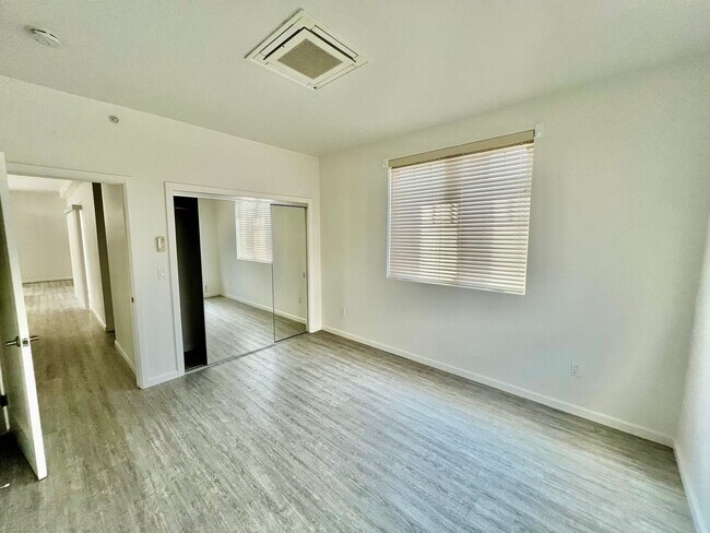 Building Photo - 4540 Ingraham St