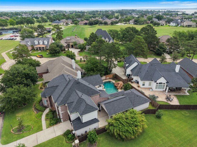 Building Photo - 390 Wedgewood Dr W