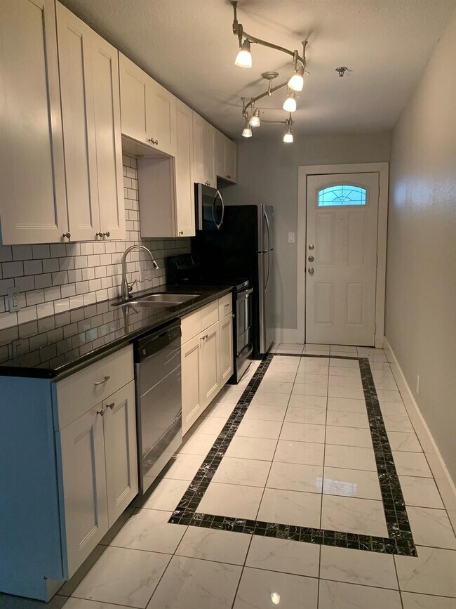 Building Photo - 2423 Woodhead St